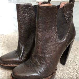 Micheal Kors Brown Brazilian Leather boots. Size 6